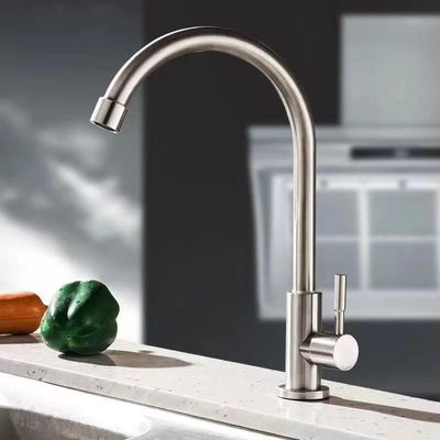برس برس پرداخت سنتی روی عرشه شیر آب یک حوضه نصب شده است